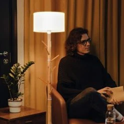 GOPLUS Lampadaire Sur Pieds Avec Portemanteau, Lampe De Sol Moderne Grain De Bois Et Abat-Jour En Tissu, Convient à Chambre à Coucher, Bureau, Lecture Lampe à Pied Du Design Moderne Nordique -Lampadaire Soldes 2022 40243790 4