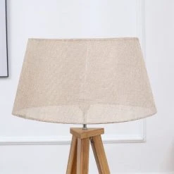 HOMCOM Lampadaire Trépied Design Scandinave Dim. 59L X 59l X 152H Cm 40 W Max. Piètement Bambou Effilé Abat-jour Toile Aspect Lin Beige -Lampadaire Soldes 2022 53591992 4